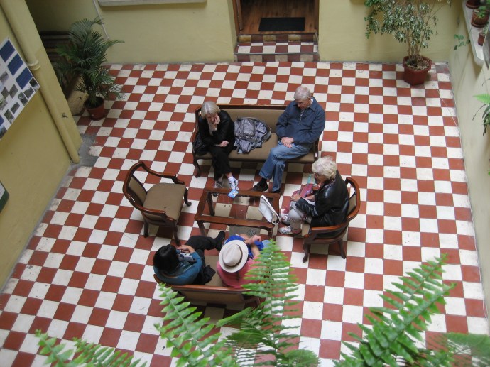 Fellow AHI students relax in the Simon Bolivar Spanish School entrance lobby.