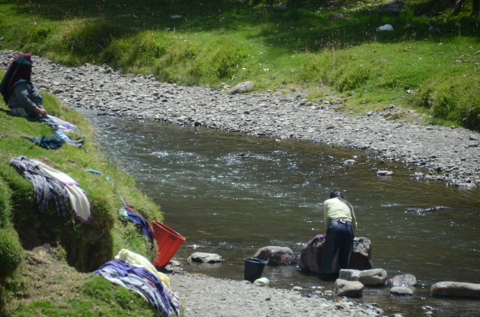 Washing clothes by hand in the river, on the way to Ingapirca